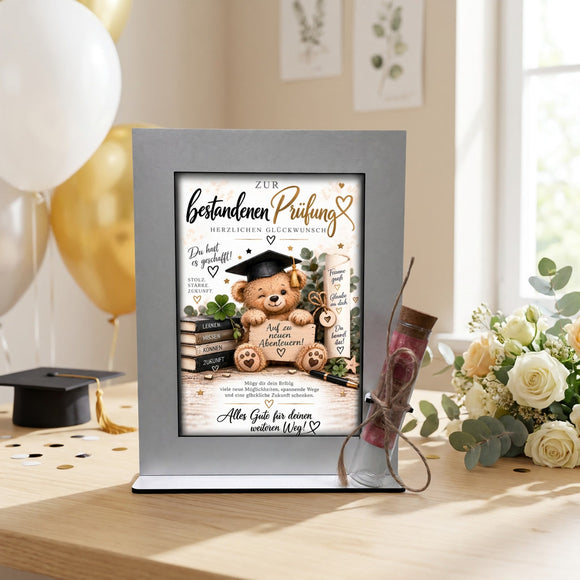 Glückwunsch zur bestandenen Prüfung mit Teddy, Kleeblatt, Büchern und Zukunftswünschen
