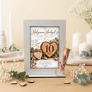 Geschenk zum 10. Hochzeitstag mit großem Holzherz, kleinen Herzen, Blumen und Eukalyptus