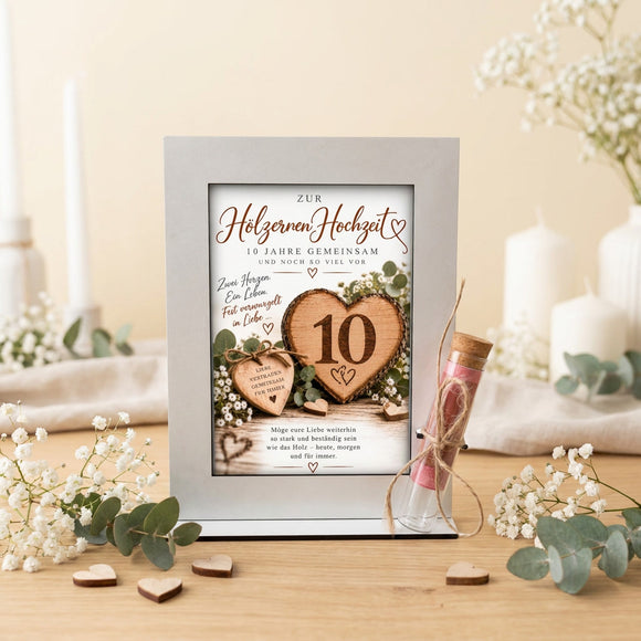 Geschenk zum 10. Hochzeitstag mit großem Holzherz, kleinen Herzen, Blumen und Eukalyptus