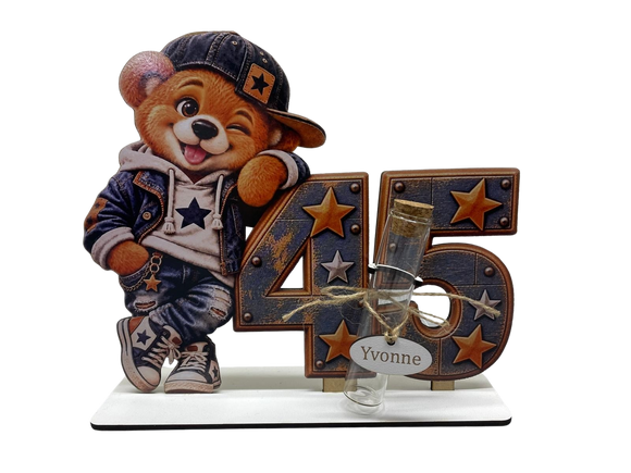 Geldgeschenk zum 45. Geburtstag mit großer Zahl 45 und Teddy mit Cap
