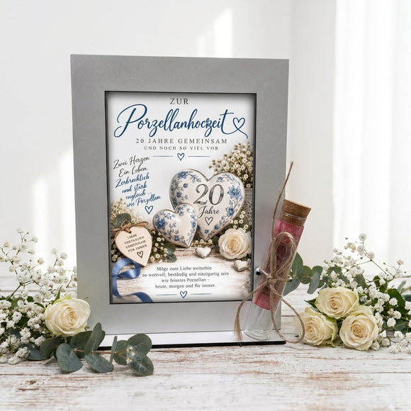 Geschenk zum 20. Hochzeitstag mit Porzellanherzen, weißer Rose, Blüten und Eukalyptus