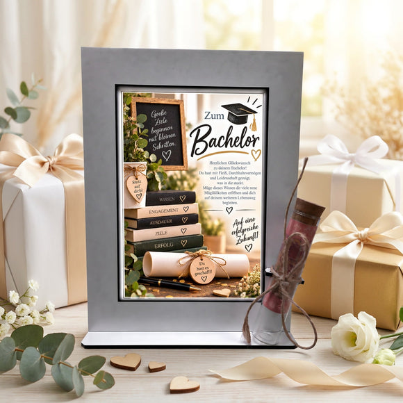 Geldgeschenk zum Bachelor mit Absolventenhut Büchern und Glasröhrchen