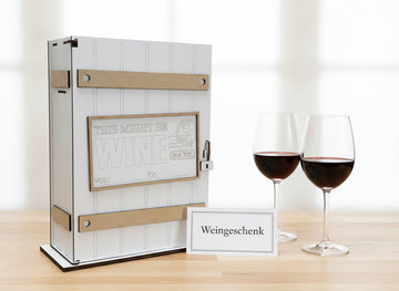 Personalisiertes Weingeschenk für Weinliebhaber – edle Weinkiste mit Gravur auf hellem Holztisch