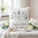 Leinenhochzeit Kissen personalisiert mit Namen und Hochzeitsdatum als Geschenk zum 4. Hochzeitstag.