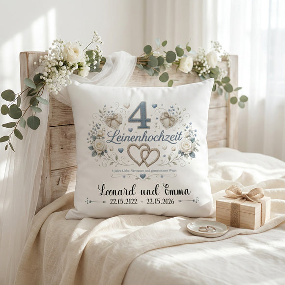 Leinenhochzeit Kissen personalisiert als individuelles Geschenk für vier gemeinsame Ehejahre.