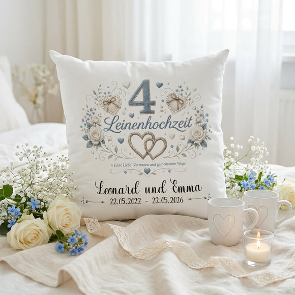 Leinenhochzeit Kissen personalisiert mit Herzen und Namen als Erinnerung an den 4. Hochzeitstag.