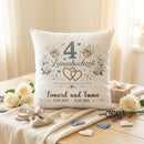 Leinenhochzeit Kissen personalisiert mit Blumen, Herzen und persönlicher Namensgestaltung.