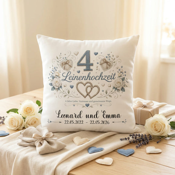 Leinenhochzeit Kissen personalisiert mit Blumen, Herzen und persönlicher Namensgestaltung.