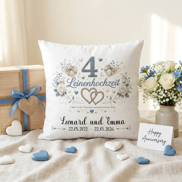 Leinenhochzeit Kissen personalisiert auf weißem Satin-Kissen mit romantischem Blumenmotiv.