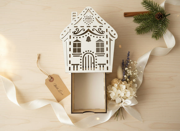 Geschenkschachtel Hausform auf Holzuntergrund – edles Geschenk für besondere Anlässe