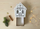Geschenkschachtel Hausform aus Holz mit filigranen Lasercut-Details auf hellem Hintergrund