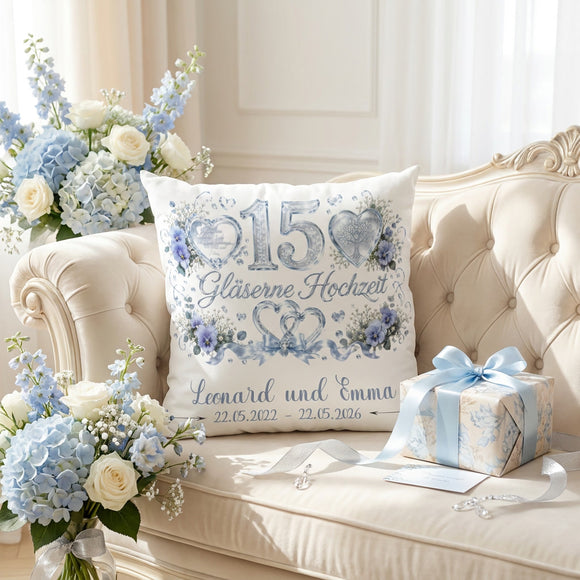 Geschenk 15. Hochzeitstag – personalisiertes Kissen zur Gläsernen Hochzeit mit gläsernen Herzen und Namen