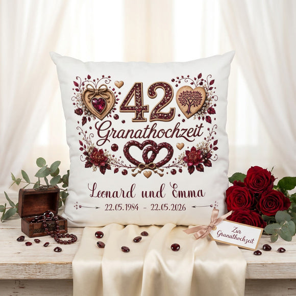 Personalisiertes Kissen zur Granathochzeit mit Herzen, floralen Elementen und Lebensbaum