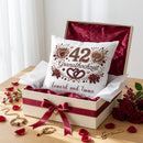 Personalisiertes Jubiläumskissen für 42 Jahre Ehe mit Herzen und floralen Motiven