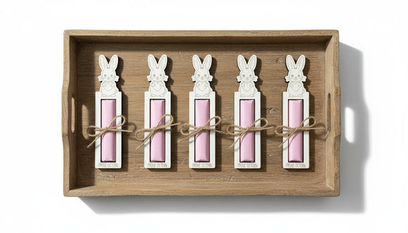 Liegender Osterhase Schokoriegelhalter mit Schokoriegel als moderne Tischdeko