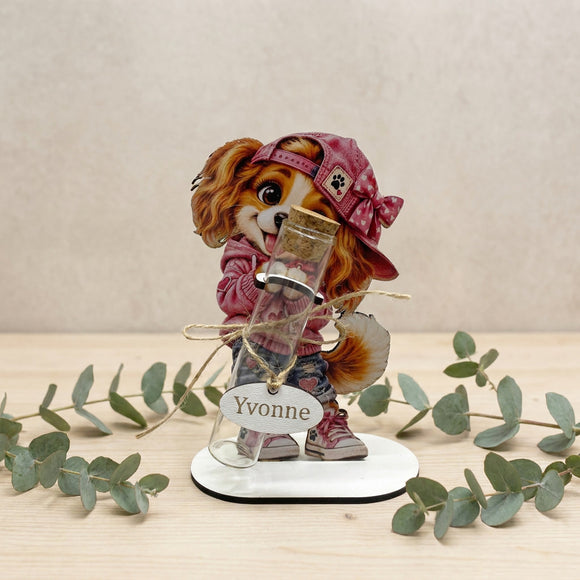 Geldgeschenk Hund mit pinker Cap und individuellem Namensanhänger