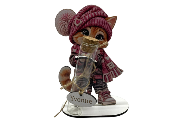 Geschenk für Katzenbesitzerin mit Katze in pinker Bommelmütze und Schal