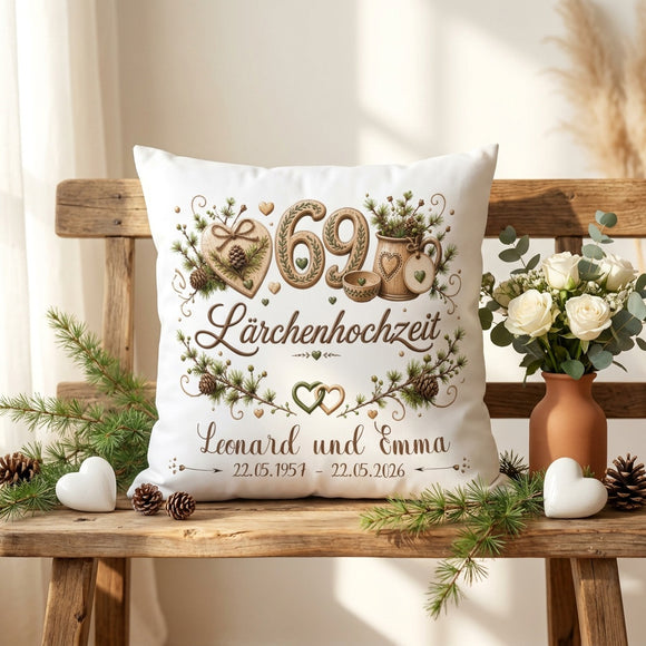 Lärchenhochzeit Kissen personalisiert mit großer 69 und Lärchenzweigen