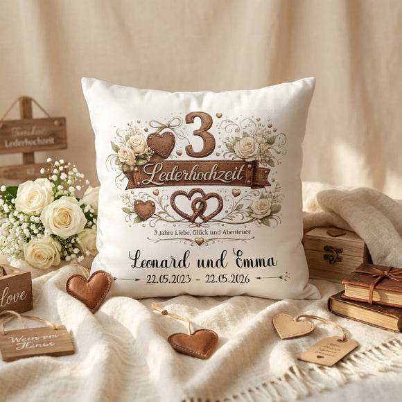 Personalisiertes Hochzeitstag Kissen zur Lederhochzeit mit dekorativen Herzen und floralen Elementen