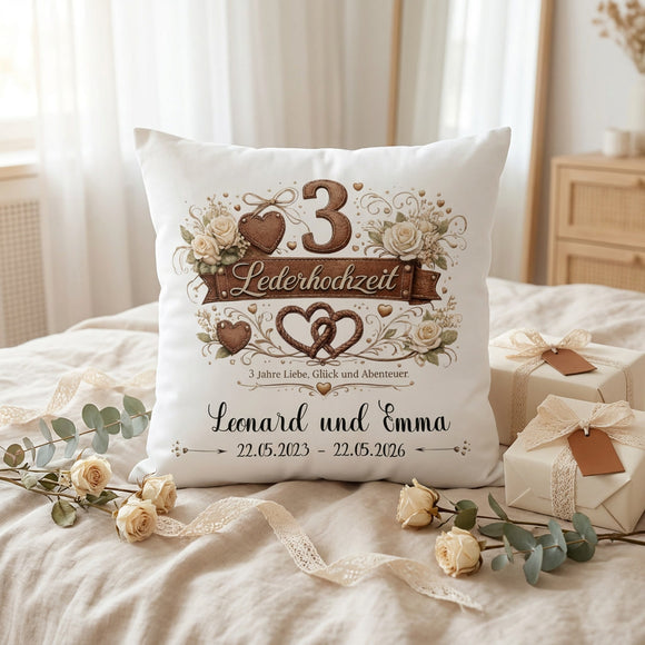 Individuelles Lederhochzeit Geschenk mit romantischem Motiv und personalisiertem Kissenbezug