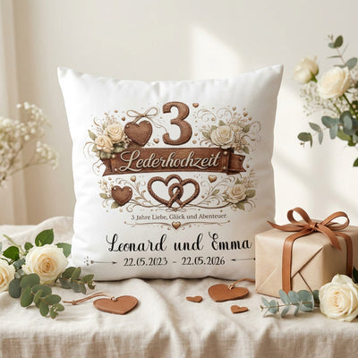 Personalisiertes Lederhochzeit Kissen zum 3. Hochzeitstag mit Namen und Hochzeitsdatum auf weißem Dekokissen