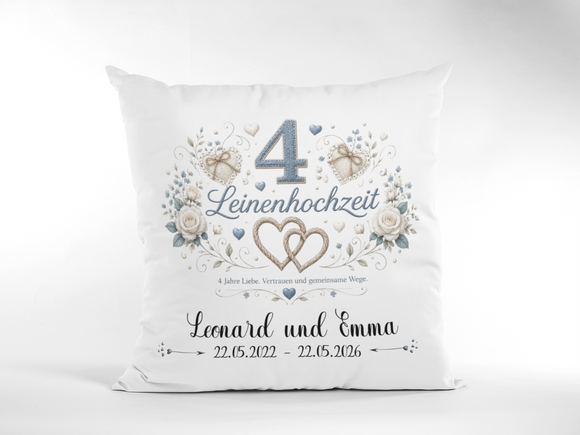 Leinenhochzeit Kissen personalisiert als besondere Erinnerung an vier Jahre Liebe und Vertrauen.