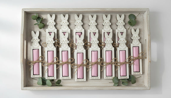 Osterhase Schokoriegelhalter dekorativ auf Serviette mit Besteck arrangiert