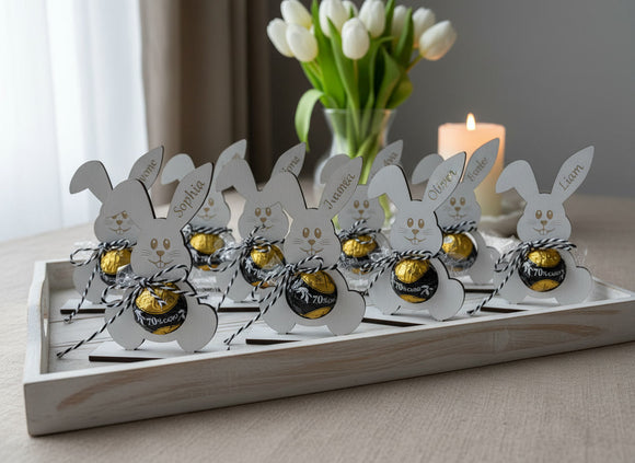 Moderner personalisierter Osterhase mit Name aus weißem HDF in schlichter Osterdekoration