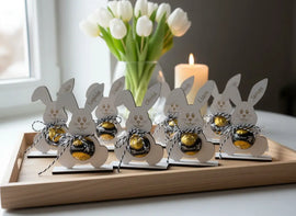 Personalisierter Osterhase mit Name aus weißem HDF als Tischdeko, zehn Stück auf einem Holztablett arrangiert