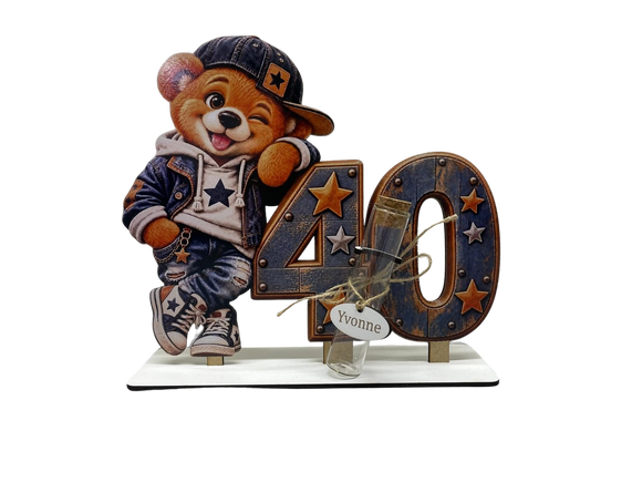 Geldgeschenk zum 40. Geburtstag mit großer Zahl 40 und Teddy mit Cap