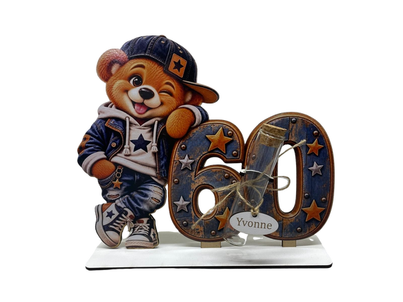 Geldgeschenk zum 60. Geburtstag mit großer Zahl 60 und Teddy mit Cap