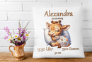 Personalisiertes Kissen zur Geburt – Giraffe mit Blumenpyjama & Geburtsdaten – Geschenk für Mädchen-2