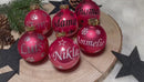 Personalisierte Weihnachtskugel – Hummerfarbenes Glas mit Namen & winterlichem Motiv-2