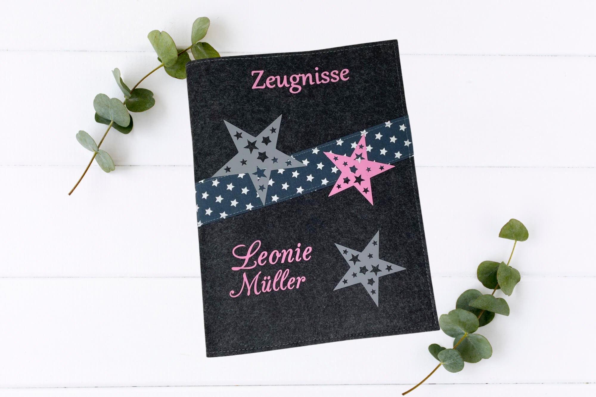 Zeugnismappe aus Filz mit diagonalen Sternen in Rosa und Grau, personalisiert mit Name – A4 für Mädchen

