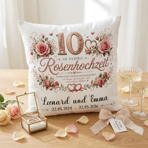 Geschenk zum 10. Hochzeitstag – personalisiertes Rosenhochzeit Kissen mit Rosen und Herzmotiv