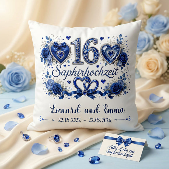 Geschenk 16. Hochzeitstag – personalisiertes Kissen zur Saphirhochzeit mit Saphirherzen und Namen