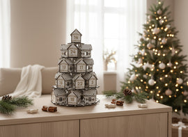 Adventskalender Holz mit kleinen Häuschen in Turmform auf hellem Hintergrund