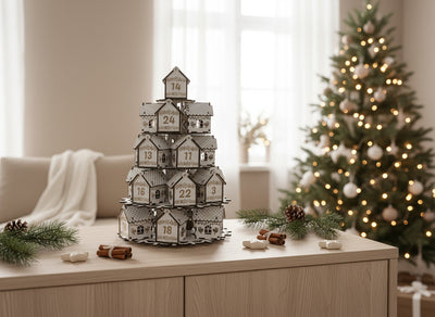 Adventskalender Holz mit kleinen Häuschen in Turmform auf hellem Hintergrund