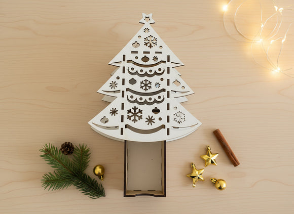 Holz-Geschenkbox in Form eines Weihnachtsbaums mit feinen Lasercut-Details
