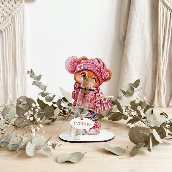 1. Geldgeschenk mit Name und Teddy in pinkem Outfit mit Herzen