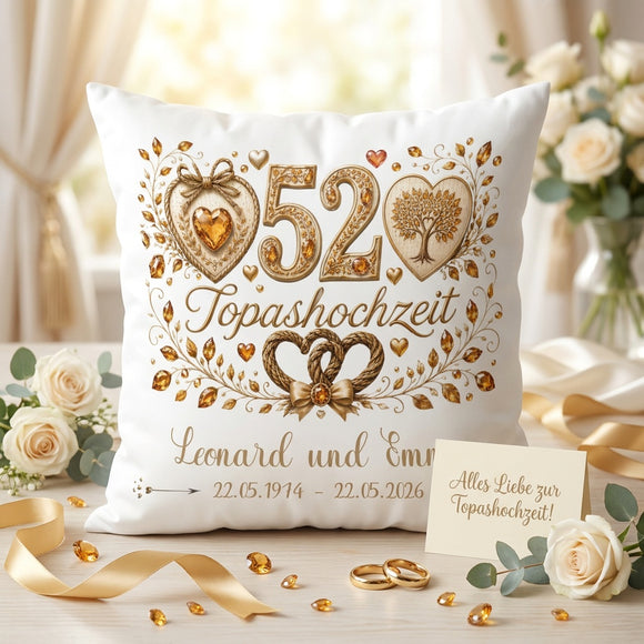 Topashochzeit Kissen personalisiert mit großer 52 und goldenen Herzen