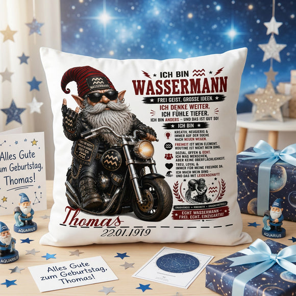 Geschenk Sternzeichen Wassermann – personalisiertes Kissen für Männer mit Biker Gnom, Motorrad, Name und Geburtsdatum