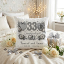 Personalisiertes Kissen zur Zinnhochzeit mit silbernem Design, Zinnkrug und Herzen
