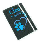 Filzhülle für Heimtierausweis mit blauem Pfotenmotiv und Herzsymbol auf schwarzem Hintergrund.