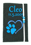 Schwarze Filz-Impfpasshülle mit blauem Aufdruck und weißem Gummiband.