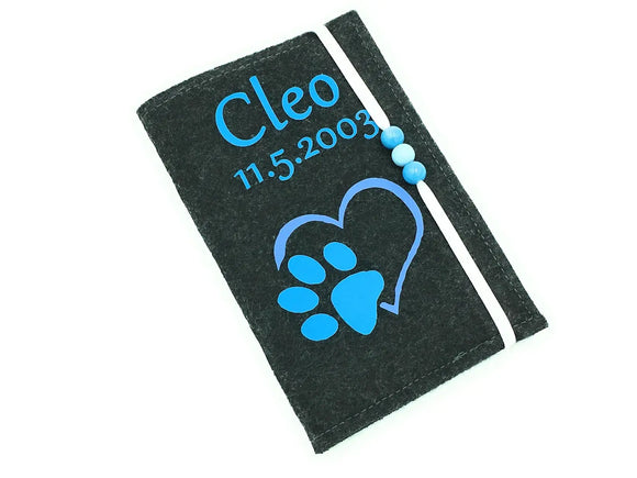 Hülle für EU-Heimtierausweis mit Pfote und Herz in Blau sowie blauen Zierperlen.