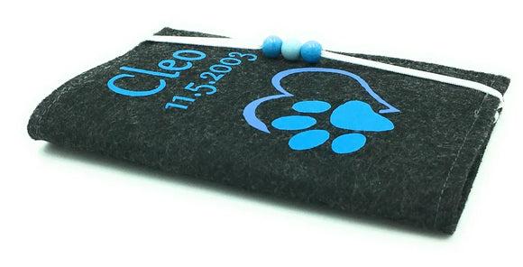 Tierausweishülle aus Filz mit dekorativem Herzmotiv und Datum.