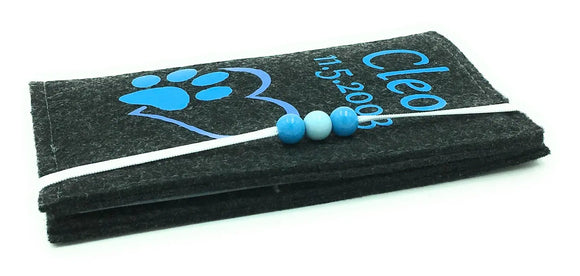 Praktische und liebevoll gestaltete Impfpasshülle für Hunde mit blauer Pfote.