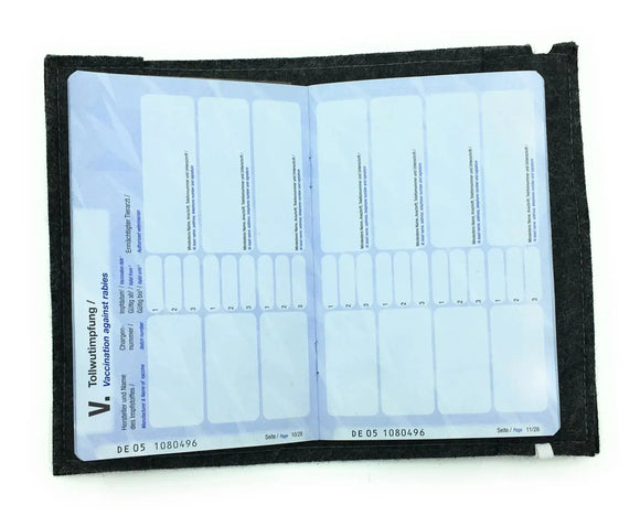 Moderne Filzhülle für Hundepass mit farbigem Pfotenherz und elastischem Band.