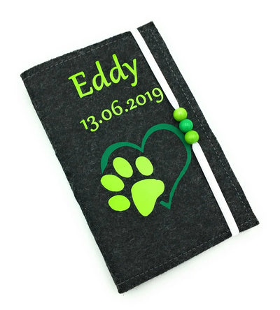 Filzhülle für Heimtierausweis mit grünem Pfotenabdruck und Herzsymbol.